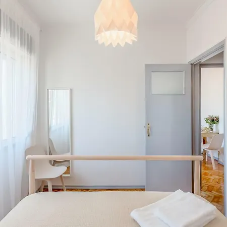 아파트 Renovated Sunny With Amazing Sunset Balcony , By Timecooler 리스본